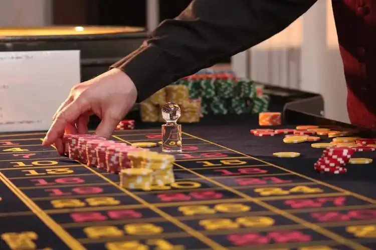 628bullalo APP Myanmar ကစားသူ မိုဘိုင်းဖုန်းဖြင့် live casino ကစားနေသောမြင်ကွင်း